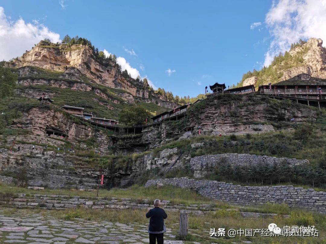 宁武悬空村的崖壁、建筑与栈道全景