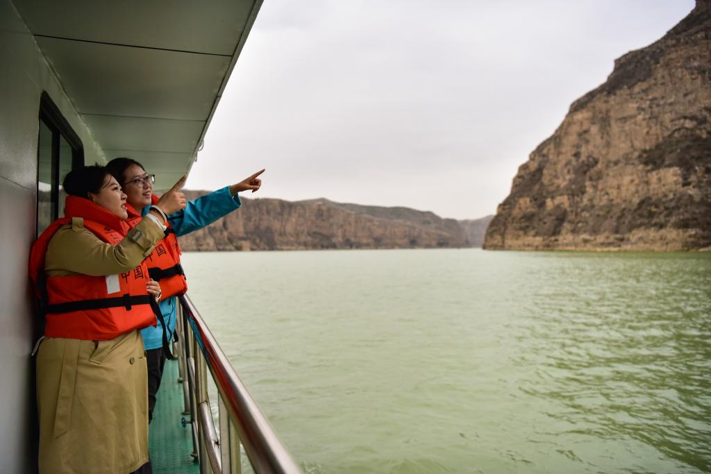 游客在老牛湾黄河峡谷乘船游览